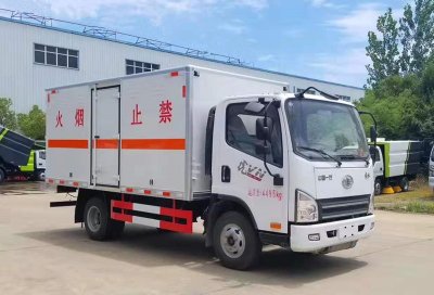 解放藍(lán)牌4.1米貨廂甲醇廂式運(yùn)輸車(chē)