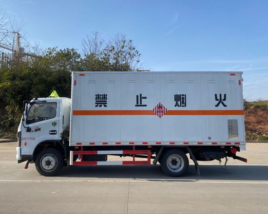 東風(fēng)多利卡D7腐蝕性物品廂式運(yùn)輸車